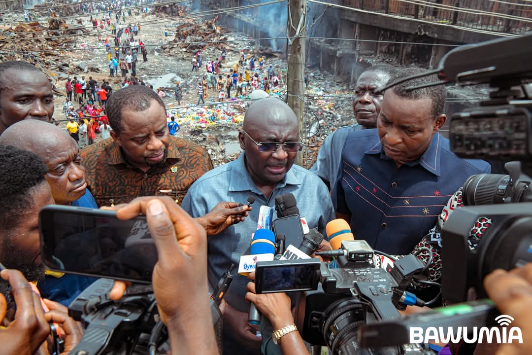 Dr Bawumia commiserates with fire victims at Adum.