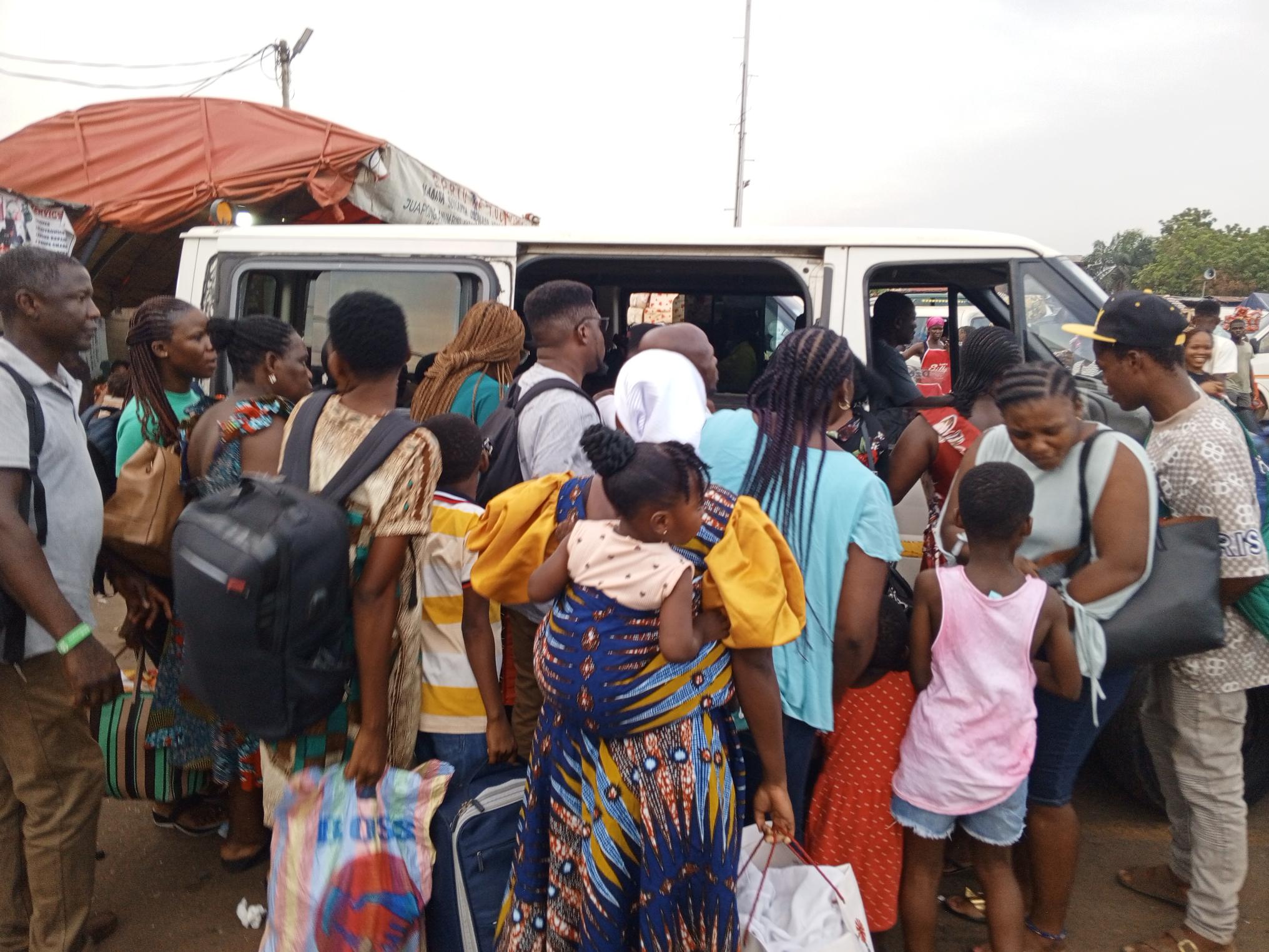 Easter Eve: Crowded Bus Terminals Boost Earnings for Drivers