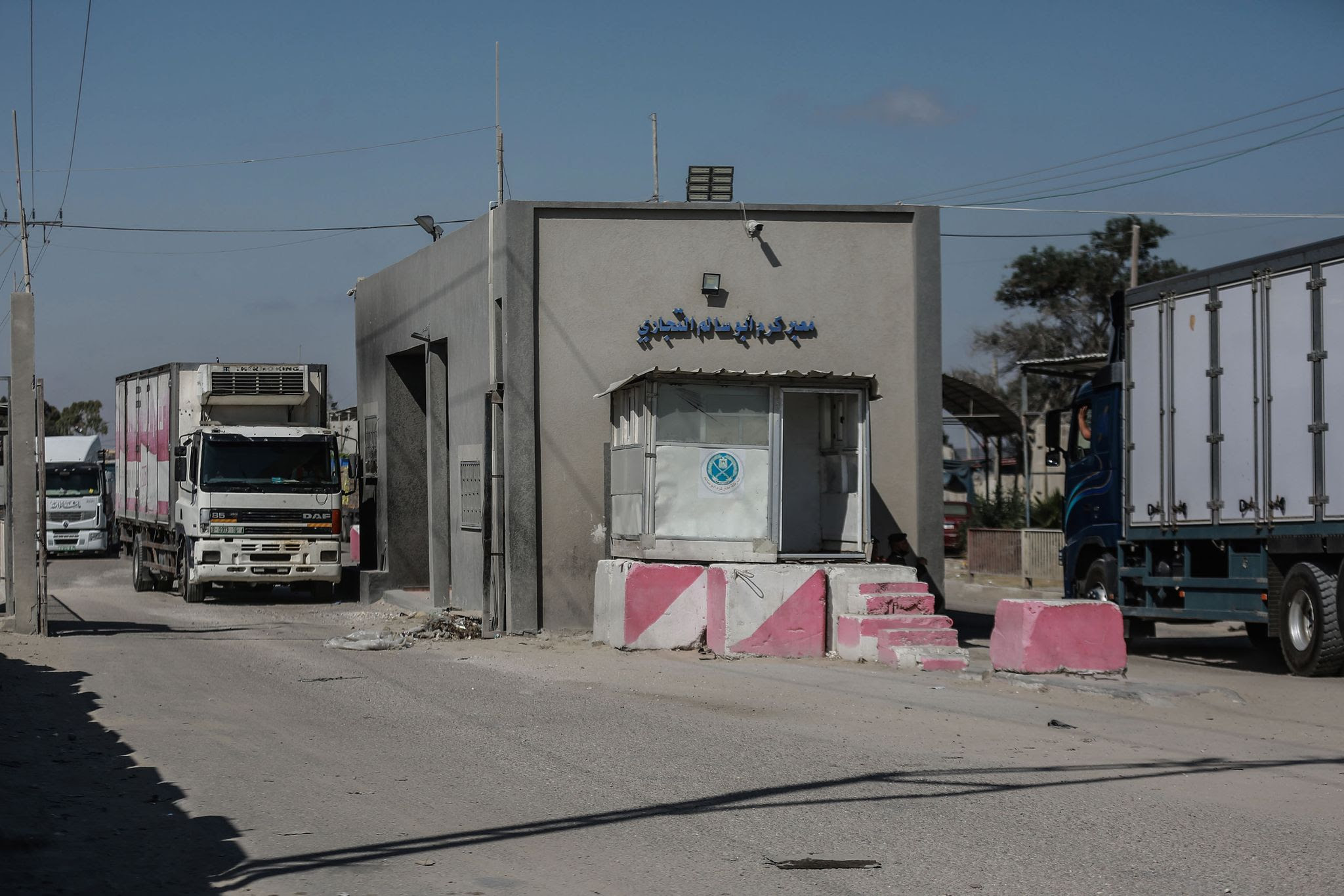 Trucks cross Kerem Shalom border crossing into Rafah.