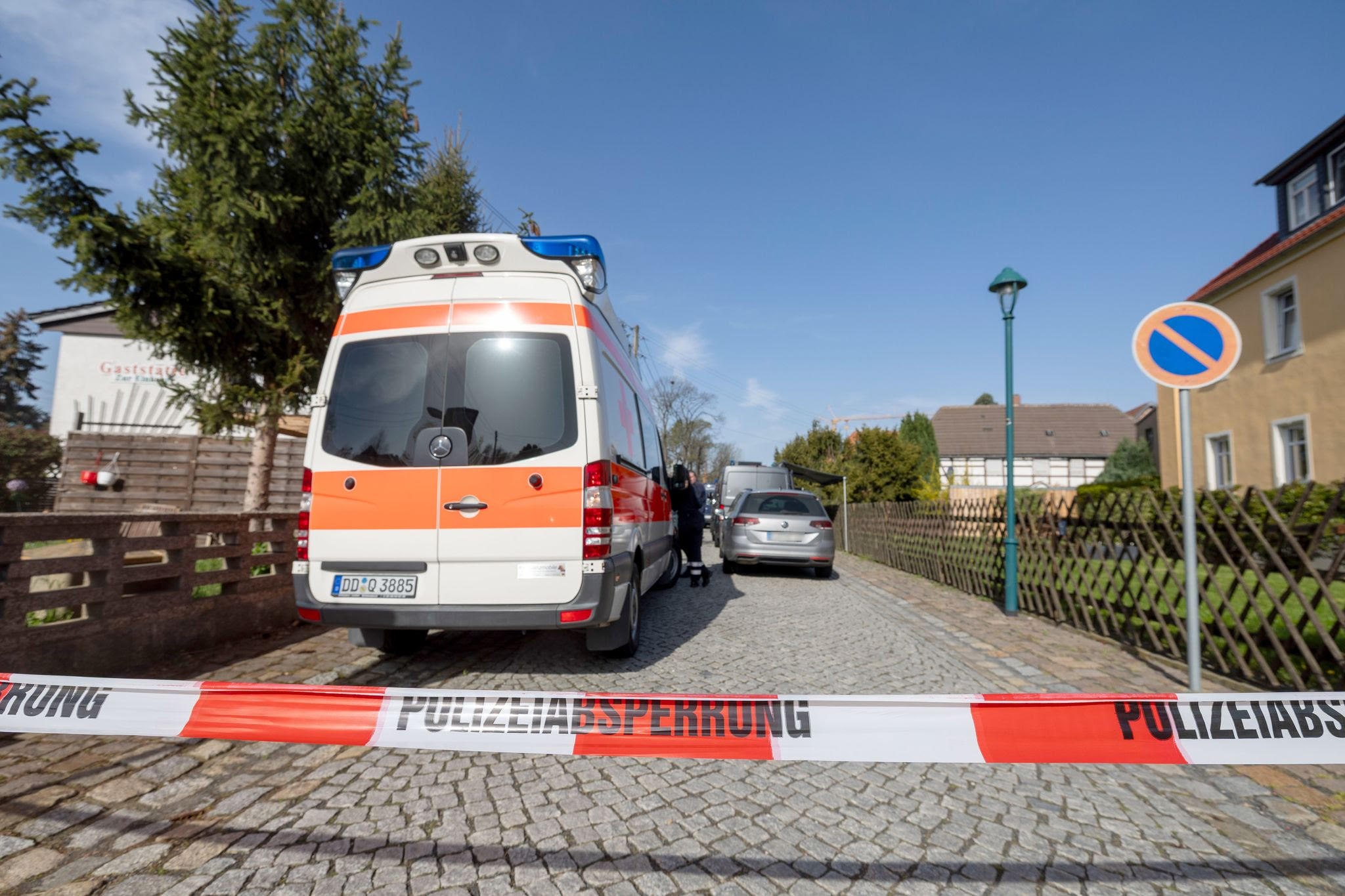 Emergency services are at the scene. A 16-year-old is suspected of having produced and stored a deadly poison. The apartment where the teenager lives was searched in the morning.