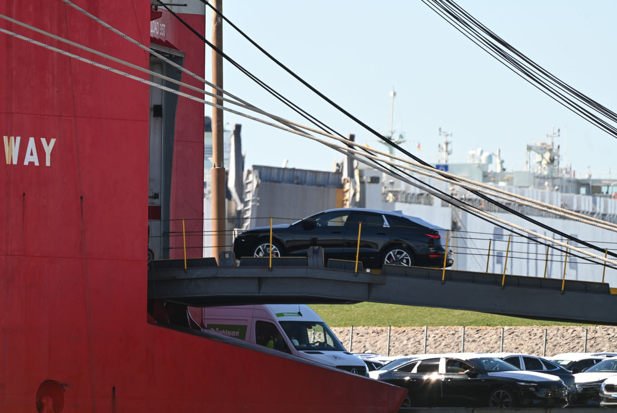 Cars from the Volkswagen Group are driven onto a car transporter for export. US President Trump announces additional tariffs of 25 percent on all car imports, exacerbating the trade dispute with the European Union.