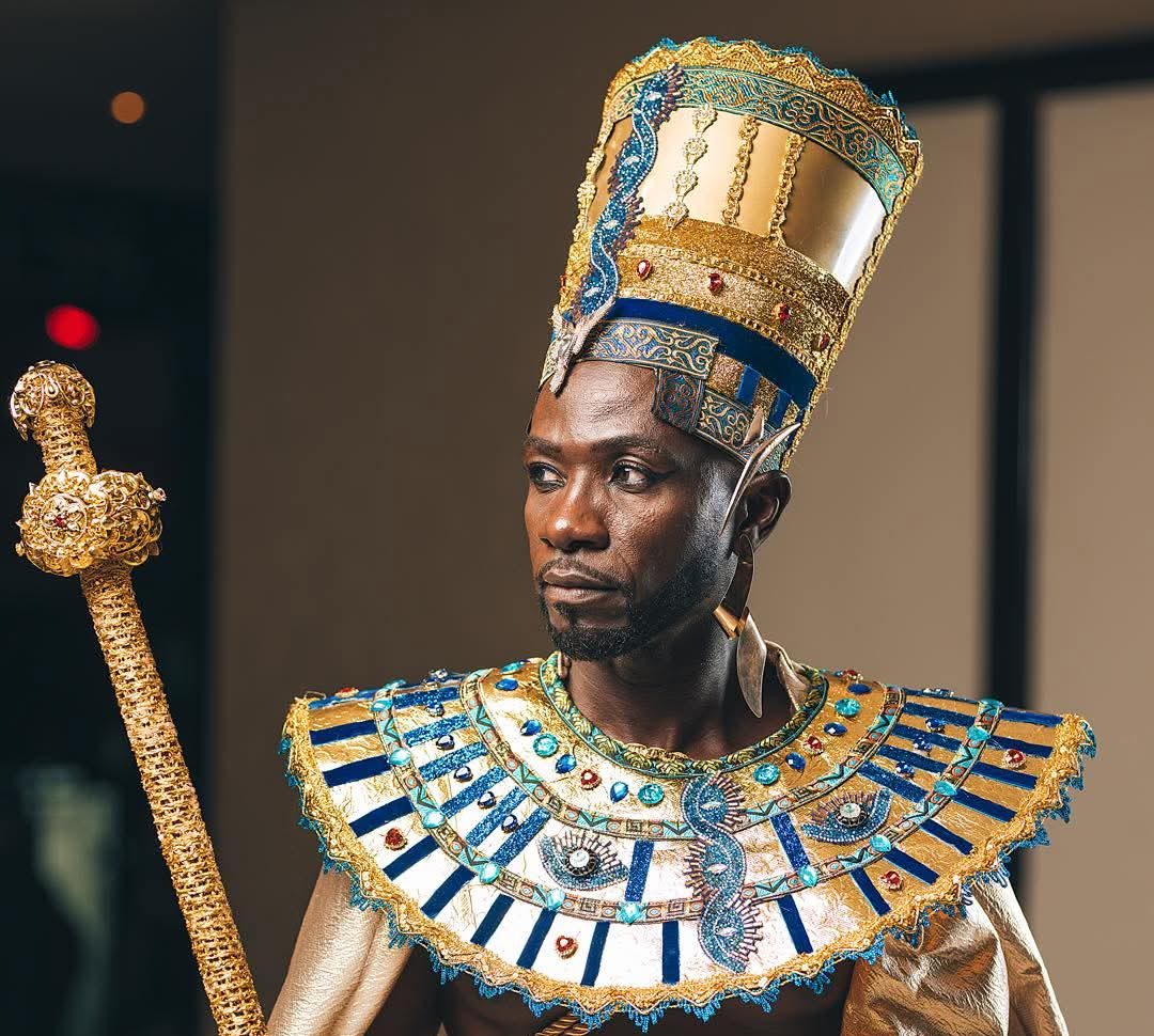 Okyeame Kwame's attire, which featured Pharaoh-like regalia and a lengthy crown, was certainly eye-catching and drew a lot of attention from photographers on the floor. 
