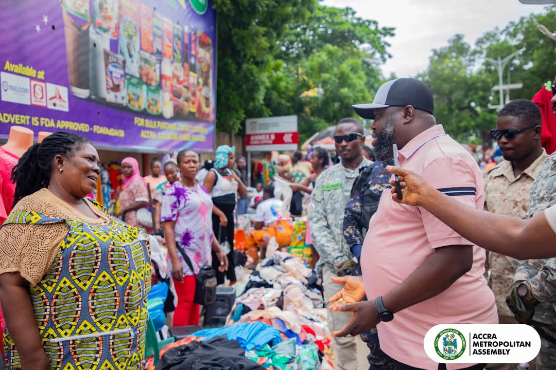 AMA Chief Executive(in pink) and officials engage traders ahead of decongestion exercise in central business district of Accra.