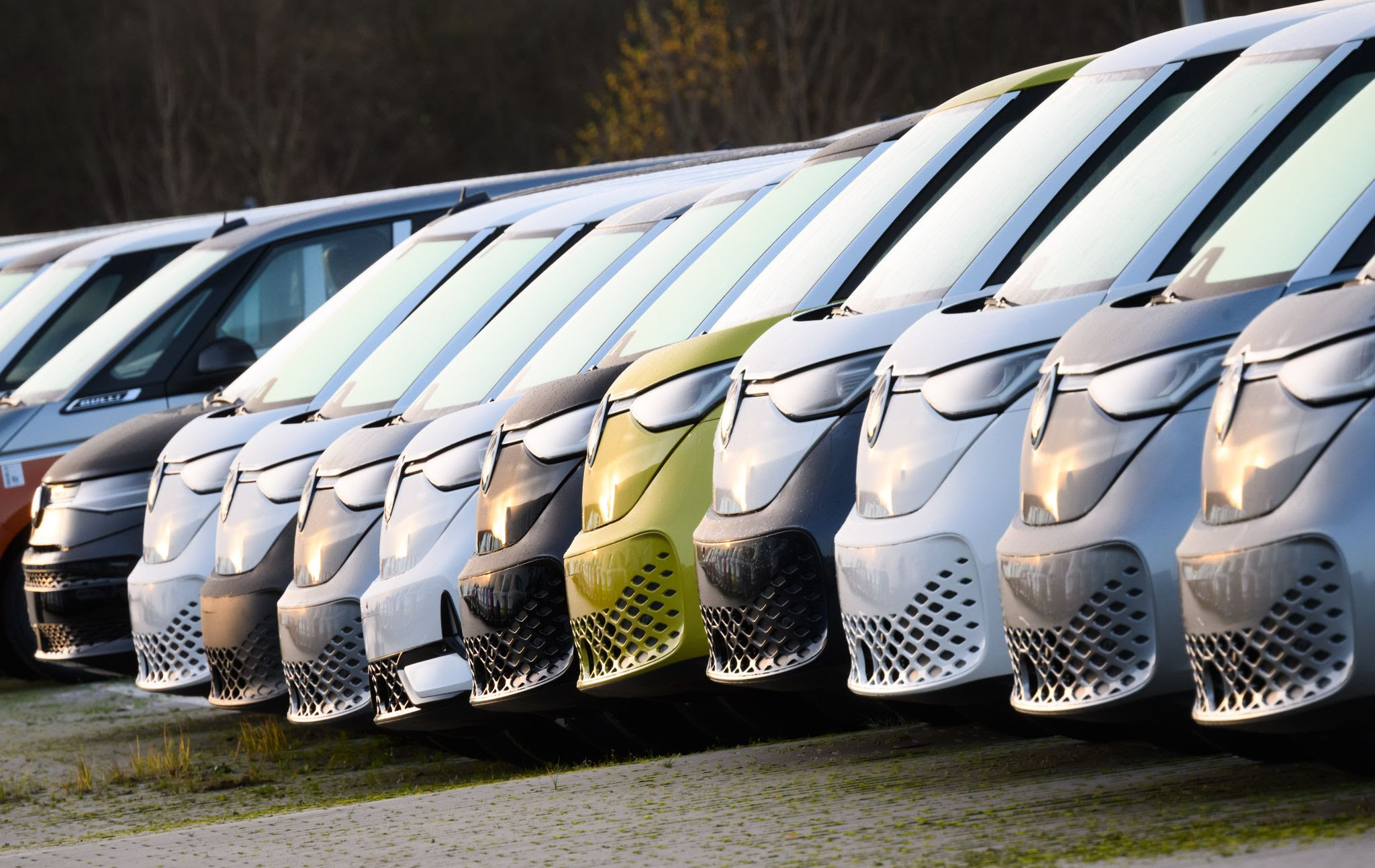 New VW ID.Buzz electric buses are parked in a parking lot at the Volkswagen Commercial Vehicles plant. Discounts on electric vehicles (EVs) in Germany rose in April, with the average markdown reaching 16.7%, up 1.8 percentage points from March, according to leading expert Ferdinand Dudenhoeffer.