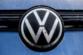 Lower Saxony, Oldenburg: A Volkswagen car is parked in front of a car dealership in Lower Saxony. Photo: Hauke-Christian Dittrich/dpa