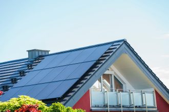Generating electricity on your own roof:According to IAB calculations, some 160,000 additional workers will be required across the country by 2030 to expand renewable energy sources such as wind power and photovoltaics. Photo: Andreas Arnold/dpa