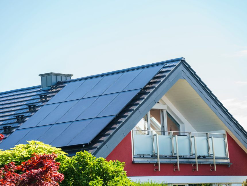 Generating electricity on your own roof:According to IAB calculations, some 160,000 additional workers will be required across the country by 2030 to expand renewable energy sources such as wind power and photovoltaics. Photo: Andreas Arnold/dpa