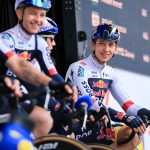 Florian Lipowitz (r.) from Germany has been injured in a crash but is continuing the Tour of Germany for the time being.