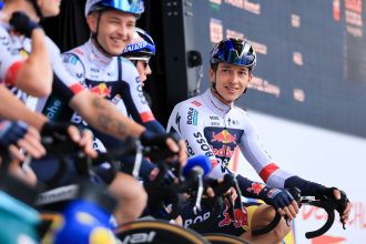 Florian Lipowitz (r.) from Germany has been injured in a crash but is continuing the Tour of Germany for the time being.