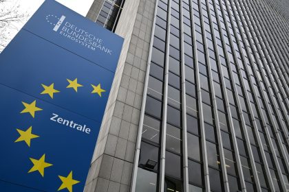 A stele with the inscription "Deutsche Bundesbank Eurosystem" stands in front of the Bundesbank headquarters.