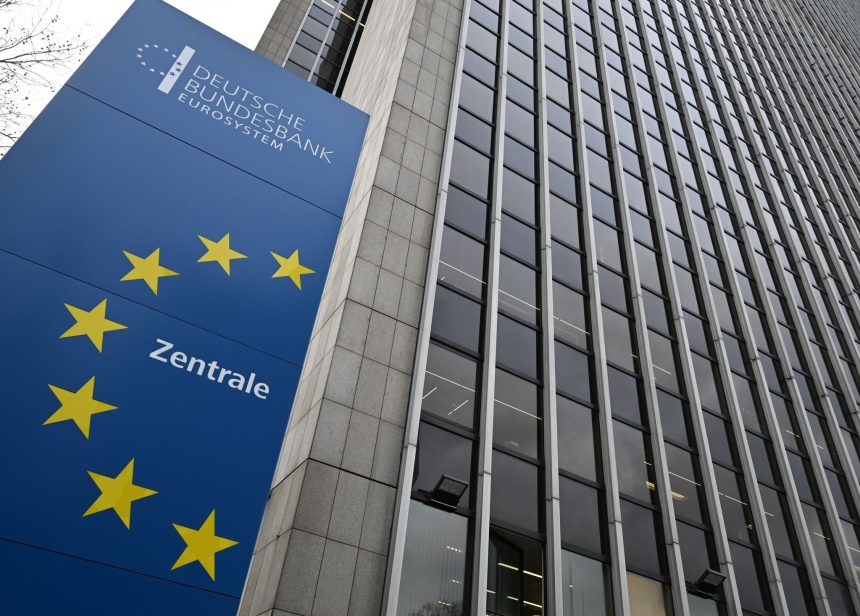 A stele with the inscription "Deutsche Bundesbank Eurosystem" stands in front of the Bundesbank headquarters.