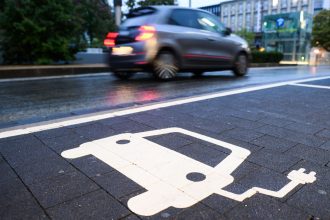 Parking for e-cars: The number of electric vehicles on Germany's roads has risen slightly.