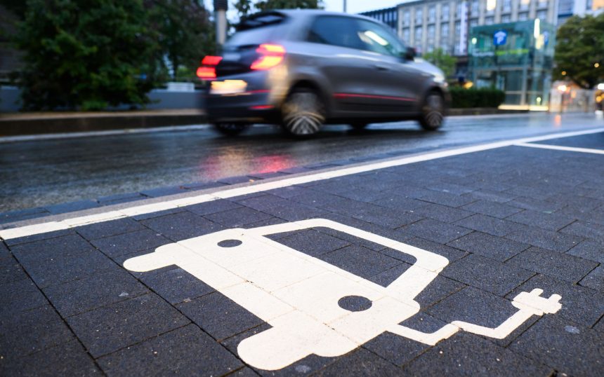 Parking for e-cars: The number of electric vehicles on Germany's roads has risen slightly.