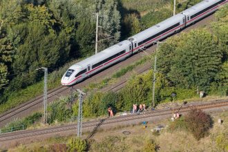 Deutsche Bahn employees work near a signal box. Photo: Julian Stratenschulte/dpa