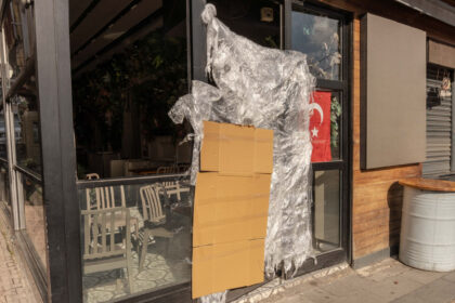 14 November 2025, Turkey, Istanbul: A cardboard and plastic sheeting hang next to a Turkish flag at a Turkish street food stall that was closed by the Turkish authorities, after the deaths of the three and six-year-old children, the German mother also died in hospital, as the DHA news agency reported. Photo: Ahmed Deeb/dpa