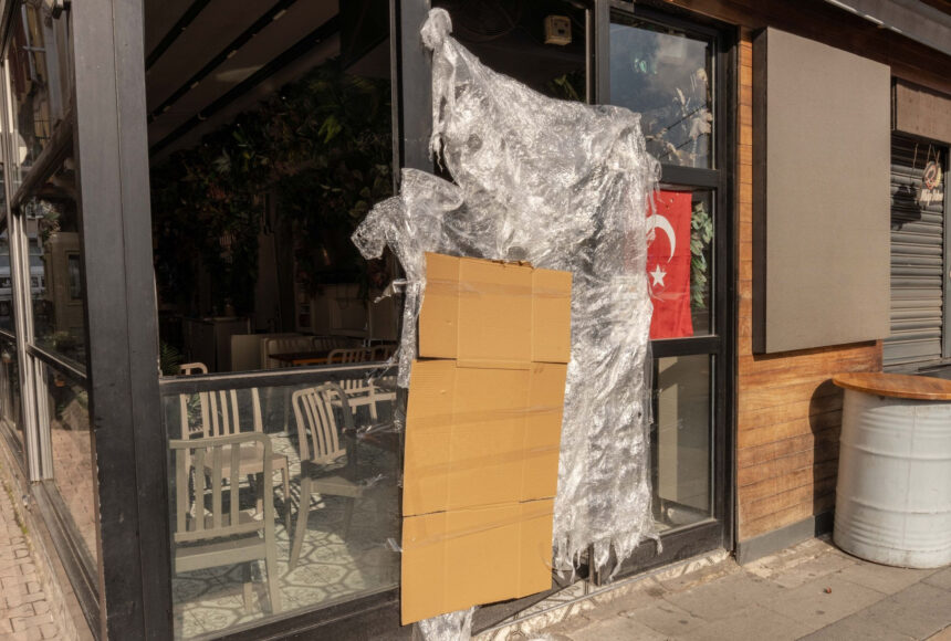 14 November 2025, Turkey, Istanbul: A cardboard and plastic sheeting hang next to a Turkish flag at a Turkish street food stall that was closed by the Turkish authorities, after the deaths of the three and six-year-old children, the German mother also died in hospital, as the DHA news agency reported. Photo: Ahmed Deeb/dpa