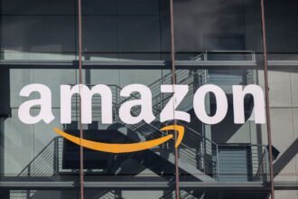 28 October 2025, Bavaria, Munich: The Amazon logo can be seen at the administrative headquarters in Munich. Photo: Peter Kneffel/dpa