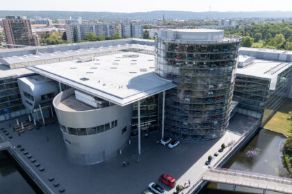 A view of the site of Volkswagen's Transparent Factory in Dresden. Photo: Sebastian Kahnert/dpa