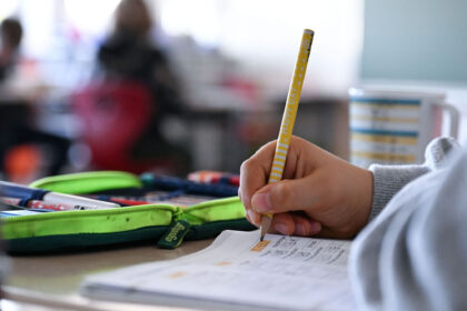 In an elementary school, a fourth-grade student is working on his math problems in a notebook. Photo: Bernd Weißbrod/dpa