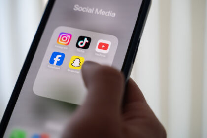 Social media can be addictive - because of this and other dangers, the protection of children and young people is also being discussed in Germany. Photo: Alicia Windzio/dpa