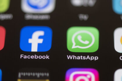 15 February 2024, Saxony, Dresden: The Facebook and WhatsApp apps are shown on the display of a smartphone. Photo: Sebastian Kahnert/dpa