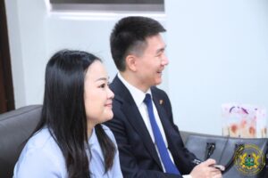 Outgoing Chinese Ambassador to Ghana, H.E. Tong Defa, pays fare well visit to Trade Minister, Madam Elizabeth Ofosu-Agyare. 