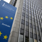 A stele with the inscription "Deutsche Bundesbank Eurosystem" stands in front of the Bundesbank headquarters. Photo: Arne Dedert/dpa