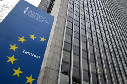 A stele with the inscription "Deutsche Bundesbank Eurosystem" stands in front of the Bundesbank headquarters. Photo: Arne Dedert/dpa