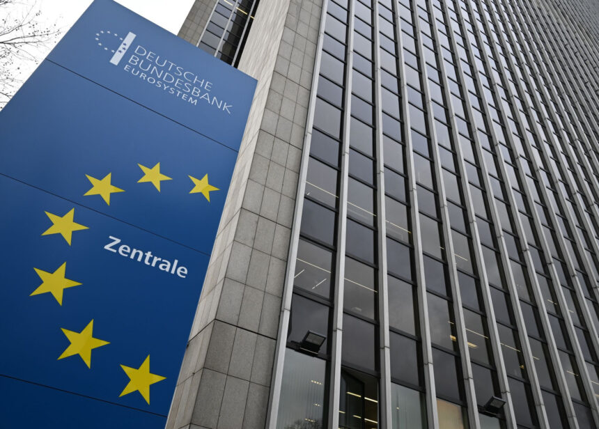 A stele with the inscription "Deutsche Bundesbank Eurosystem" stands in front of the Bundesbank headquarters. Photo: Arne Dedert/dpa