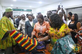 Trade and Tourism Ministers meet with Smock dealers