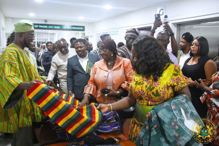 Trade and Tourism Ministers meet with Smock dealers