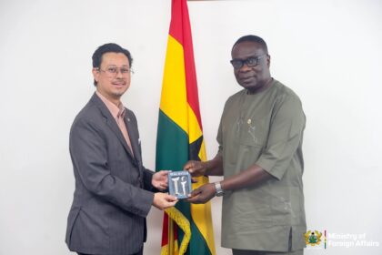 Chargé d’Affaires of Malaysia, Mr. Syed Nauzer Idid Bin Syed Yusoff (Left), with Deputy Minister for Foreign Affairs, James Gyakye Quayson (MP). 