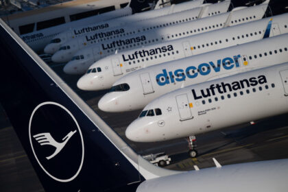 Lufthansa passenger planes are parked at Frankfurt Airport. Photo: Florian Wiegand/dpa