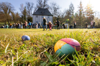 02 April 2026, Thuringia, Weimar: Two eggs lie in the grass near Goethe’s garden house during the traditional Easter egg hunt. Photo: Michael Reichel/dpa