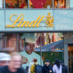 People walk past a branch of the Swiss chocolate manufacturer Lindt & Sprüngli AG in the city center. Photo: Andreas Arnold/dp