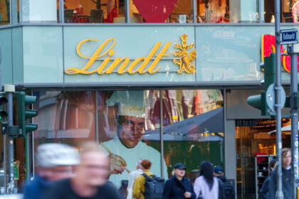 People walk past a branch of the Swiss chocolate manufacturer Lindt & Sprüngli AG in the city center. Photo: Andreas Arnold/dp