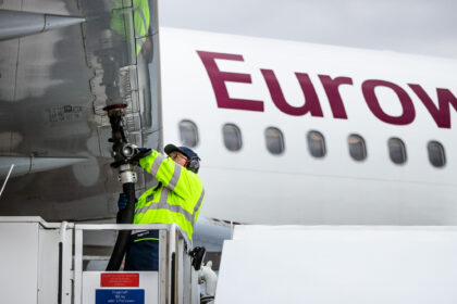 An Airbus A320 aircraft operated by Eurowings is being refueled with Jet A-1 kerosene at Stuttgart Airport. Photo: Christoph Schmidt/dpa