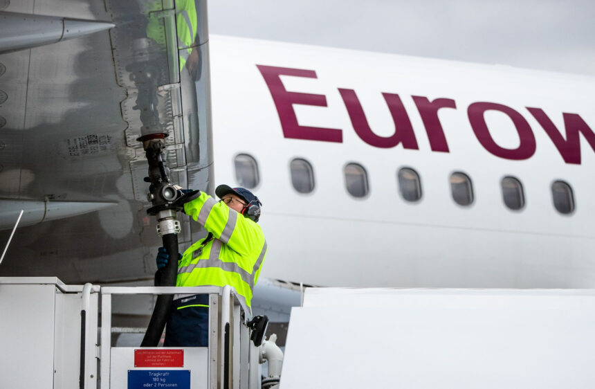 An Airbus A320 aircraft operated by Eurowings is being refueled with Jet A-1 kerosene at Stuttgart Airport. Photo: Christoph Schmidt/dpa