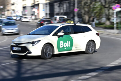 A cab with the Bolt logo drives along a road in Berlin. Photo: Michael Brandt/dpa