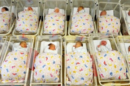 Babies lie in their cribs in the neonatal ward at St. Elisabeth and St. Barbara Hospital in Halle. Photo: Waltraud Grubitzsch/dpa-Zentralbild/dpa