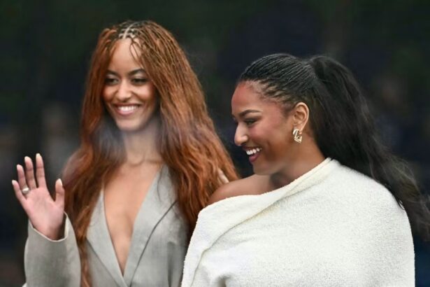 Malia and Shasha-The Obama Daughters.