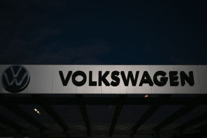 The sun is shining on the factory gate at Volkswagen Sachsen in Zwickau. Photo: Hendrik Schmidt/dpa