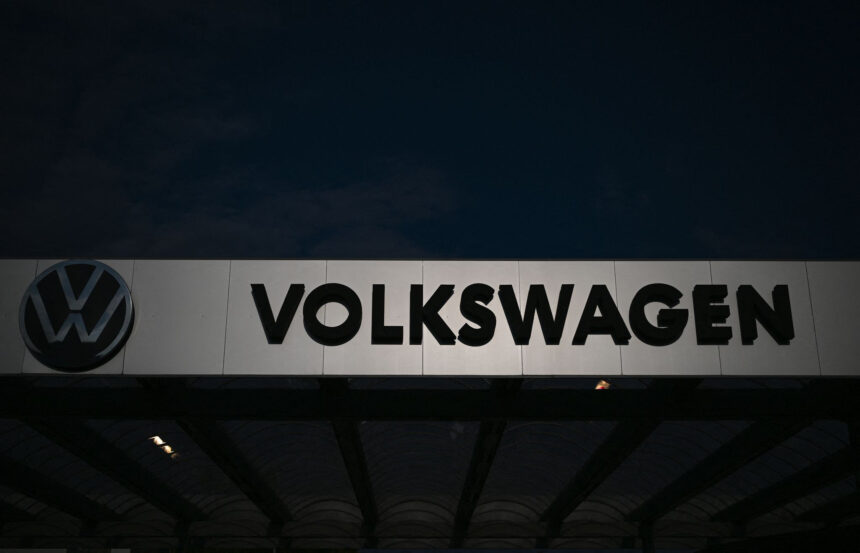 The sun is shining on the factory gate at Volkswagen Sachsen in Zwickau. Photo: Hendrik Schmidt/dpa