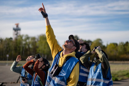Manuel Tacke (center), co-director of the Young Birders Club, is watching birds with young members on the airfield of the decommissioned Tegel Airport. Photo: Fabian Sommer/dpa