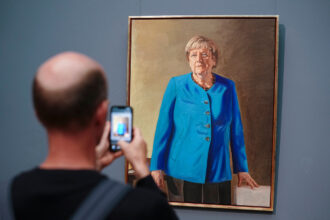 The portrait of former Chancellor Merkel by artist Jérémie Queyras will remain on display at the Bode Museum in Berlin for a little longer. Photo: Kay Nietfeld/dpa