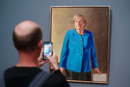 The portrait of former Chancellor Merkel by artist Jérémie Queyras will remain on display at the Bode Museum in Berlin for a little longer. Photo: Kay Nietfeld/dpa