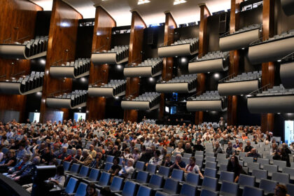 Many residents are getting a first look at the opera hall in Cologne's newly renovated opera house. Photo: Roberto Pfeil/dpa