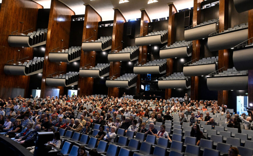 Many residents are getting a first look at the opera hall in Cologne's newly renovated opera house. Photo: Roberto Pfeil/dpa